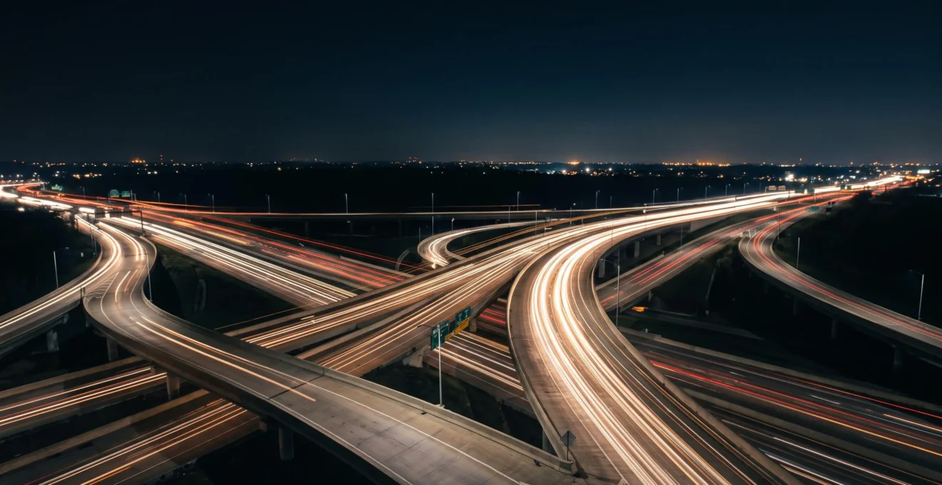 Réseau de trajectoires lumineuses convergeant avec précision vers un point unique, symbolisant l'optimisation d'une campagne publicitaire