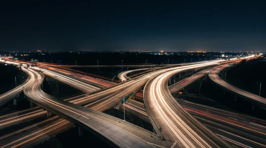 Réseau de trajectoires lumineuses convergeant avec précision vers un point unique, symbolisant l'optimisation d'une campagne publicitaire